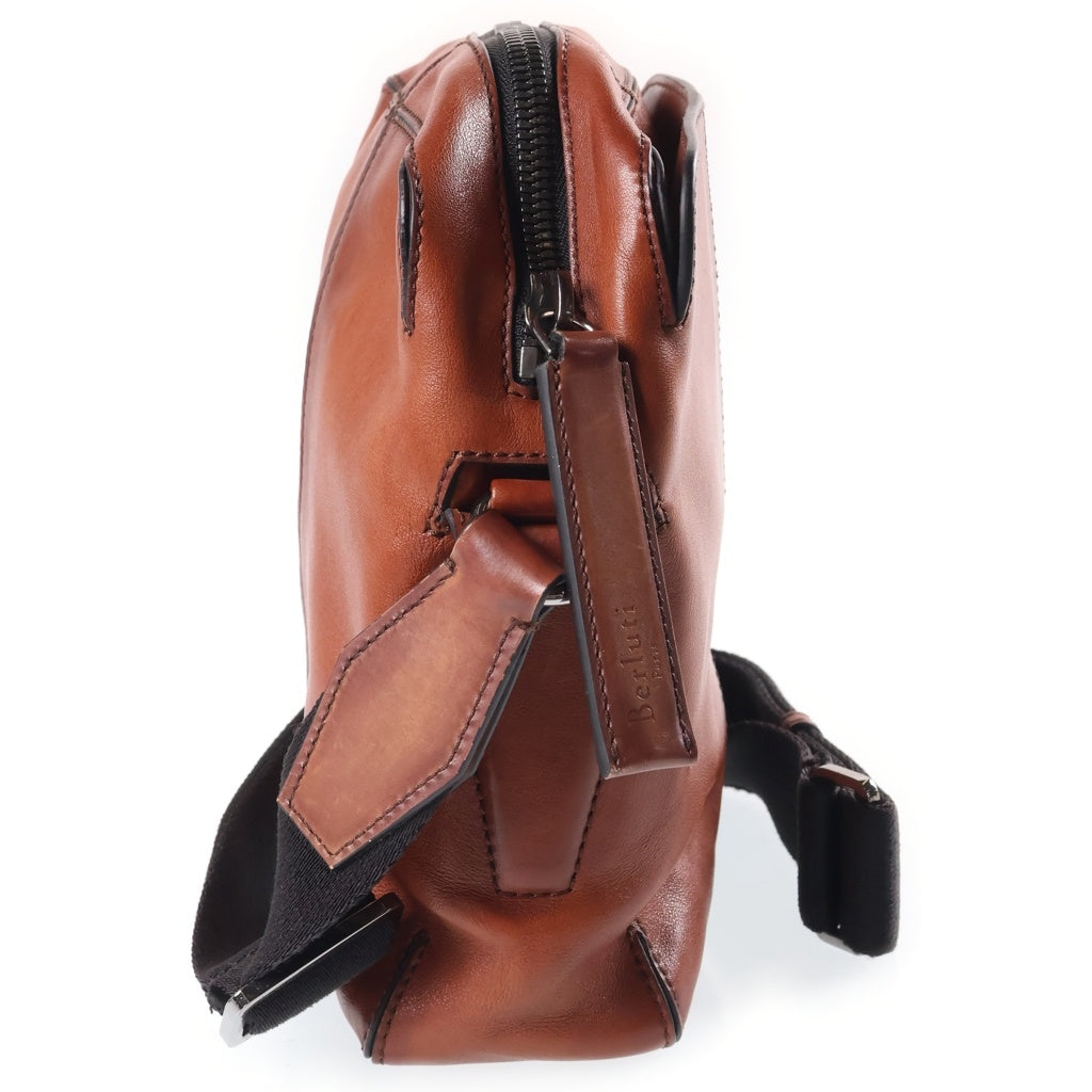 Berluti(ベルルッティ) モノリスPM スクリット カリグラフィ ショルダーバッグ ボディバッグ ブラウン レザー シルバー金具