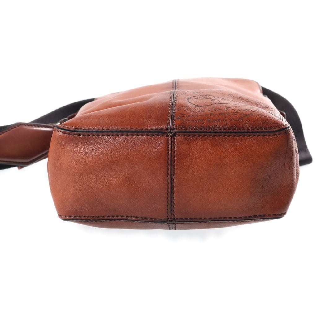 Berluti(ベルルッティ) モノリスPM スクリット カリグラフィ ショルダーバッグ ボディバッグ ブラウン レザー シルバー金具
