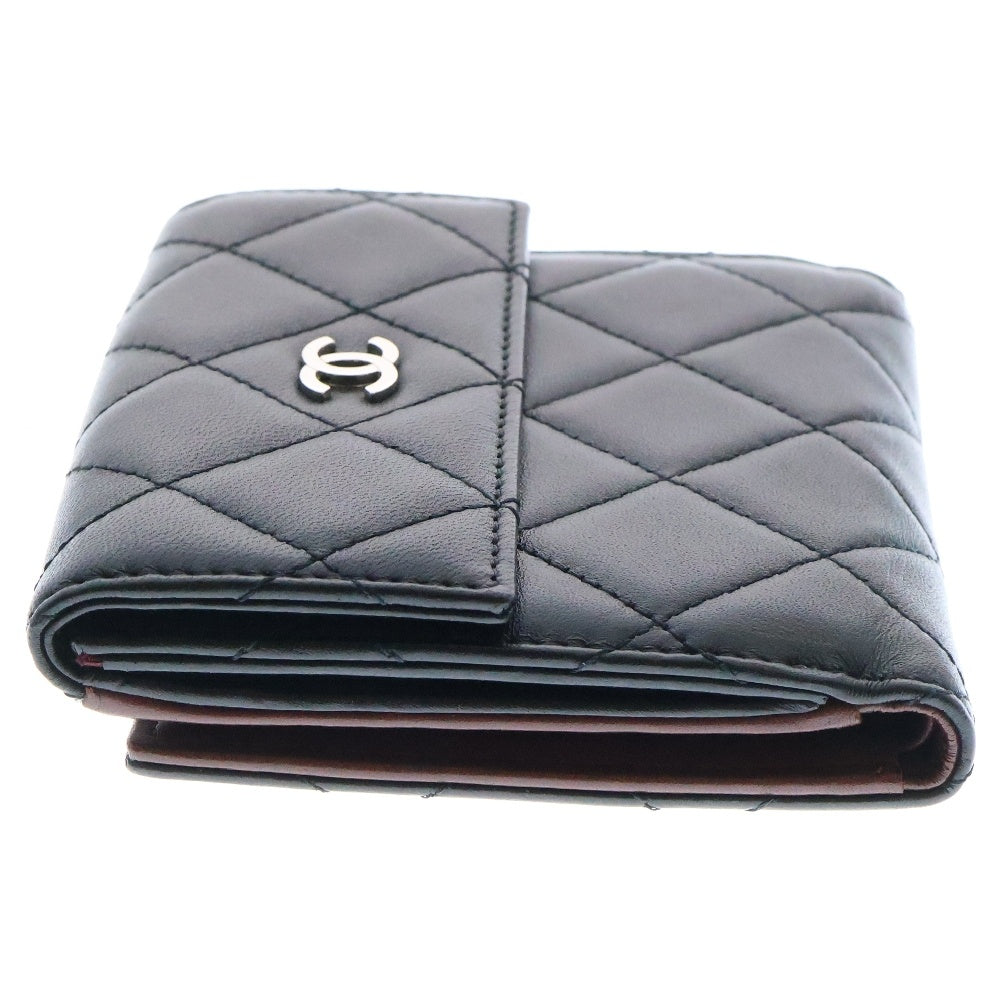 CHANEL(シャネル) マトラッセ 二つ折り財布 黒 ラムスキン シルバー金具 コンパクトウォレットA48490