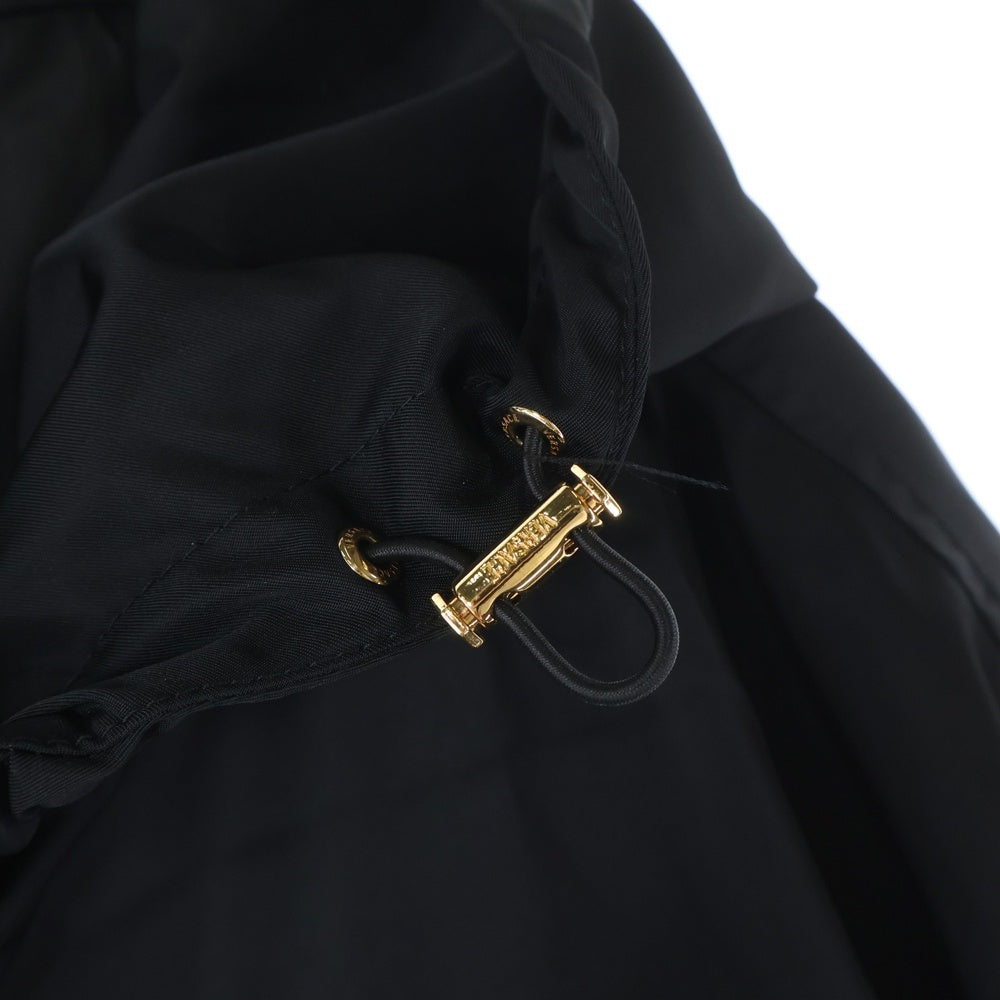 GIANNI VERSACE(ジャンニ ヴェルサーチ) メデューサチャーム ナイロン フーデッド ジップアップ ウィンドブレーカー ジャケット ブラック/ゴールド 1018851