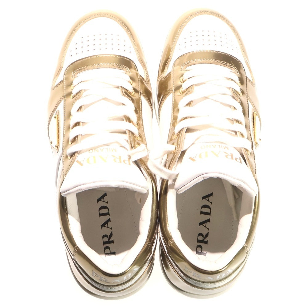 PRADA(プラダ) ダウンタウン トライアングルロゴプレート パテント コンビレザー レースアップ ローカットシューズ スニーカー ゴールド/ホワイト 2EE364