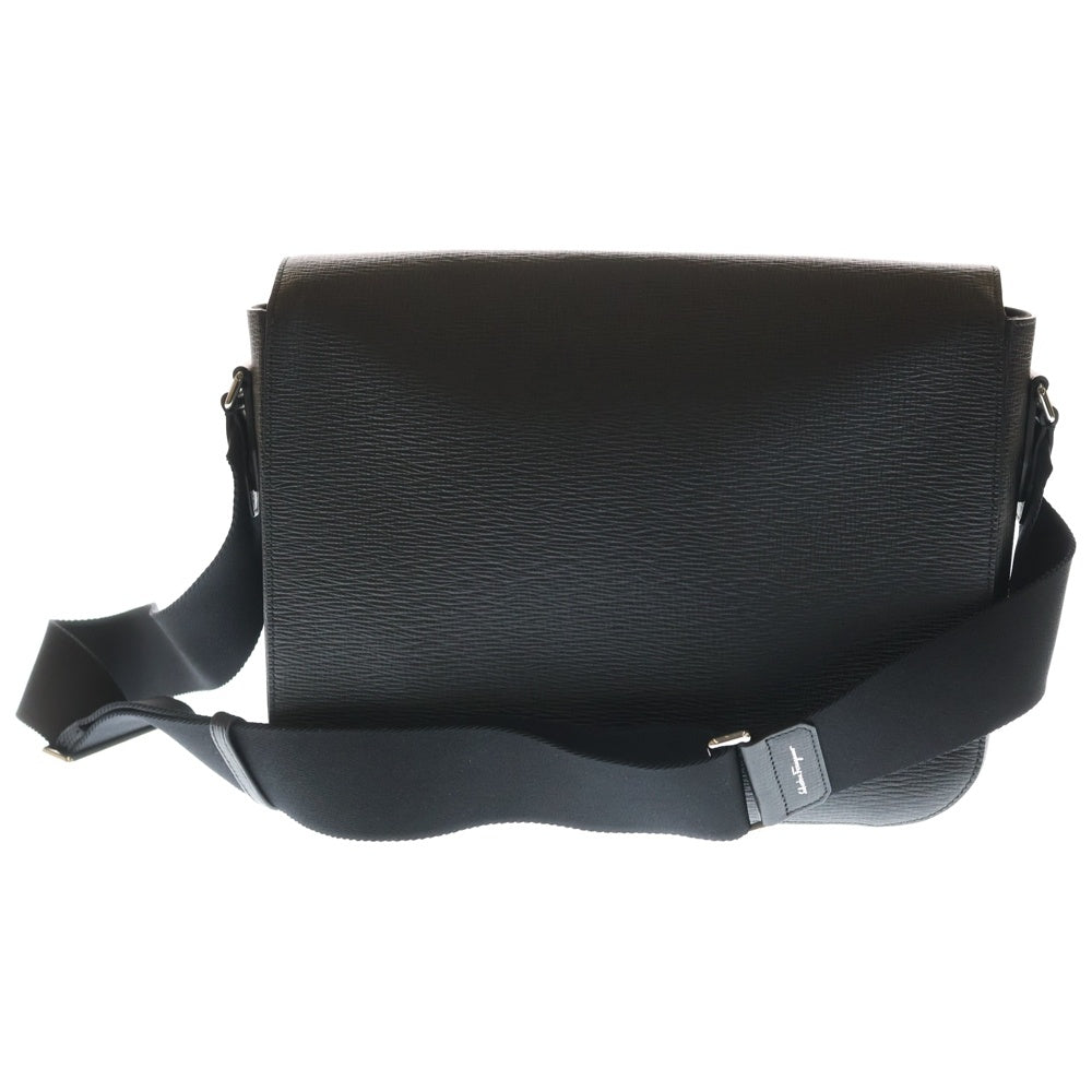 Salvatore Ferragamo(サルヴァトーレ フェラガモ) メッセンジャーバッグ ブラック レザー シルバー金具