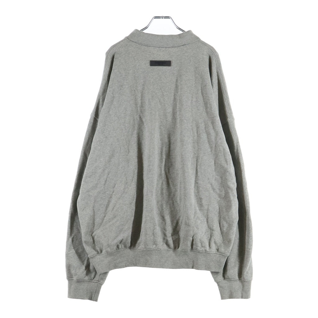 FEAR OF GOD ESSENTIALS(フィアオブゴッド エッセンシャルズ) バックフェルトロゴ スウェットポロシャツ ベージュ
