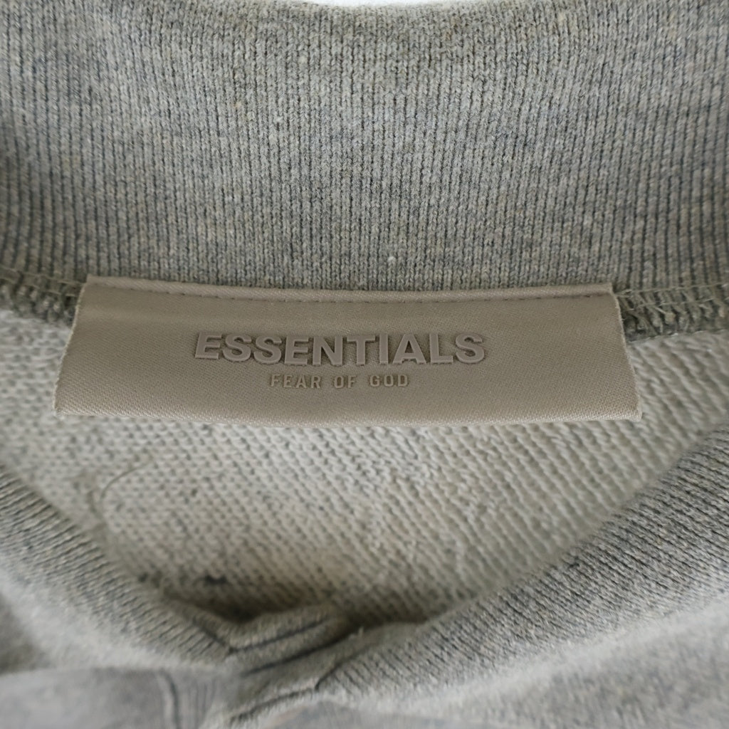 FEAR OF GOD ESSENTIALS(フィアオブゴッド エッセンシャルズ) バックフェルトロゴ スウェットポロシャツ ベージュ