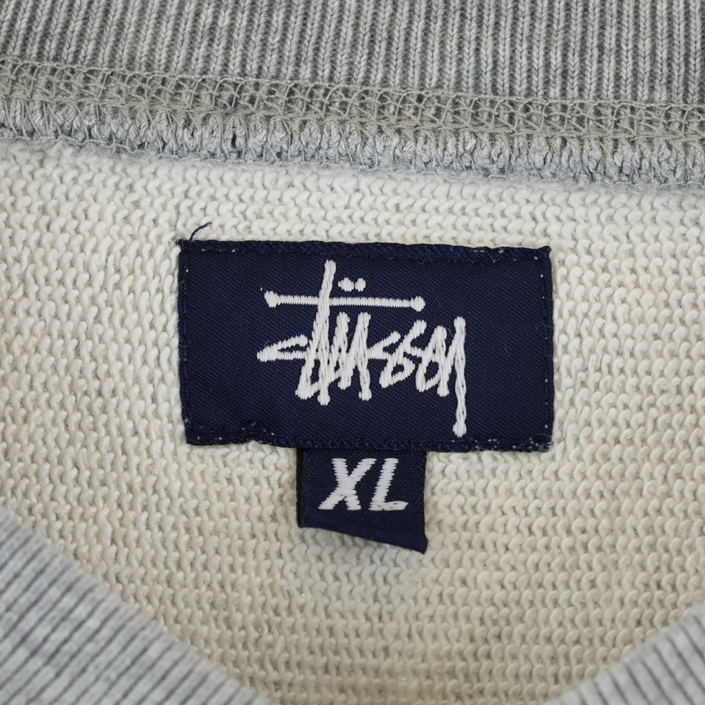 STUSSY(ステューシー) フロントロゴ刺繍スウェット クルーネックトレーナー グレー