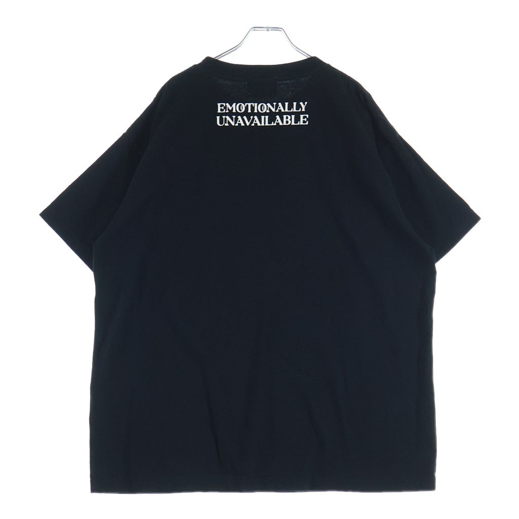 Emotionally Unavailable(エモーショナリー アンアヴェイラブル) ×コインパーキングデリバリー フロントプリント 半袖Tシャツ EU-YS1-0000-C11
