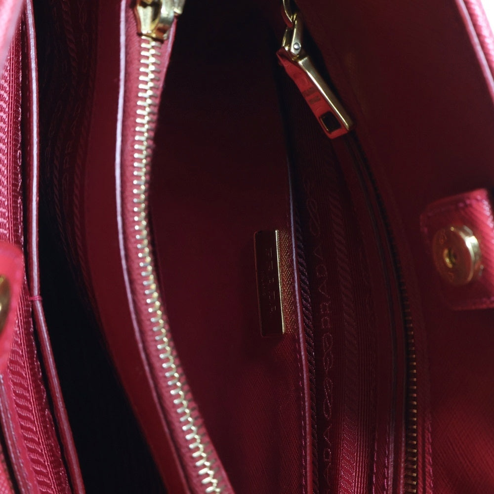 PRADA(プラダ) サフィアーノレザー トライアングルロゴプレート 2WAY ハンド ショルダーバッグ ゴールド金具 レッド 1BA567