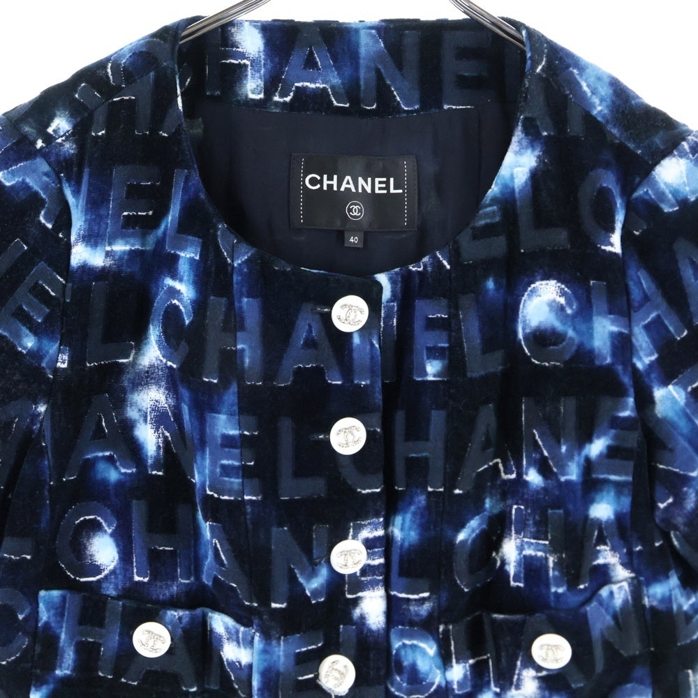 CHANEL(シャネル) ココマーク ラインストーン ボタン エンボスロゴ 総柄 ベロア ベルベット ノーカラー 半袖 クロップド ショート ジャケット ネイビー レディース P70004V61426