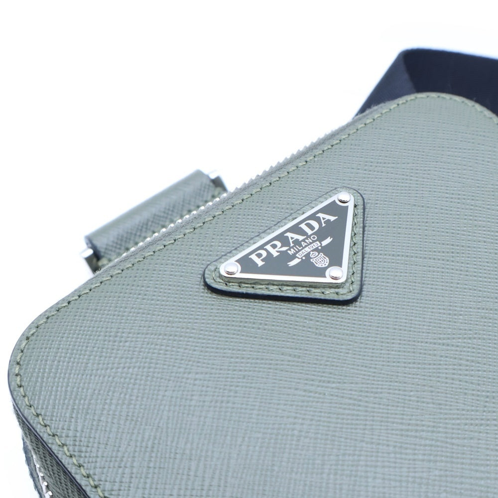 PRADA(プラダ) ブリック トライアングルロゴプレート サフィアーノレザー ショルダー ボディバッグ シルバー金具 カーキ 2VZ106