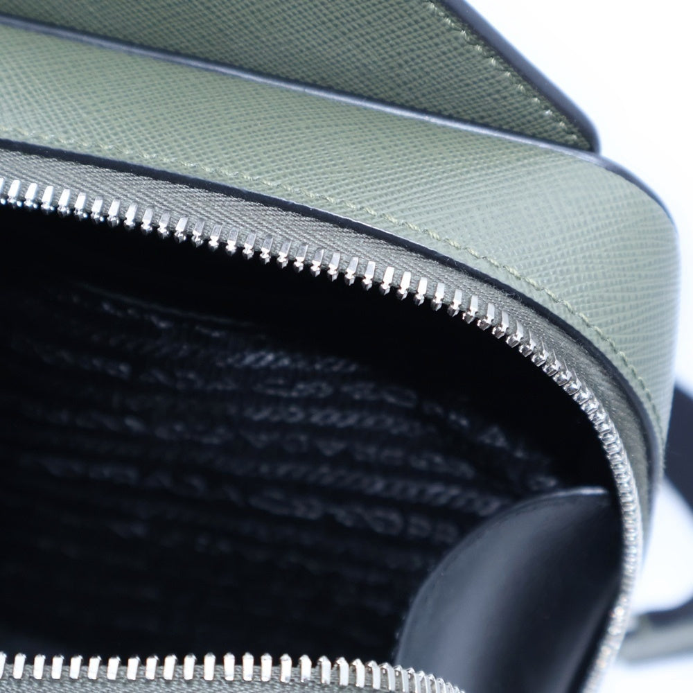 PRADA(プラダ) ブリック トライアングルロゴプレート サフィアーノレザー ショルダー ボディバッグ シルバー金具 カーキ 2VZ106