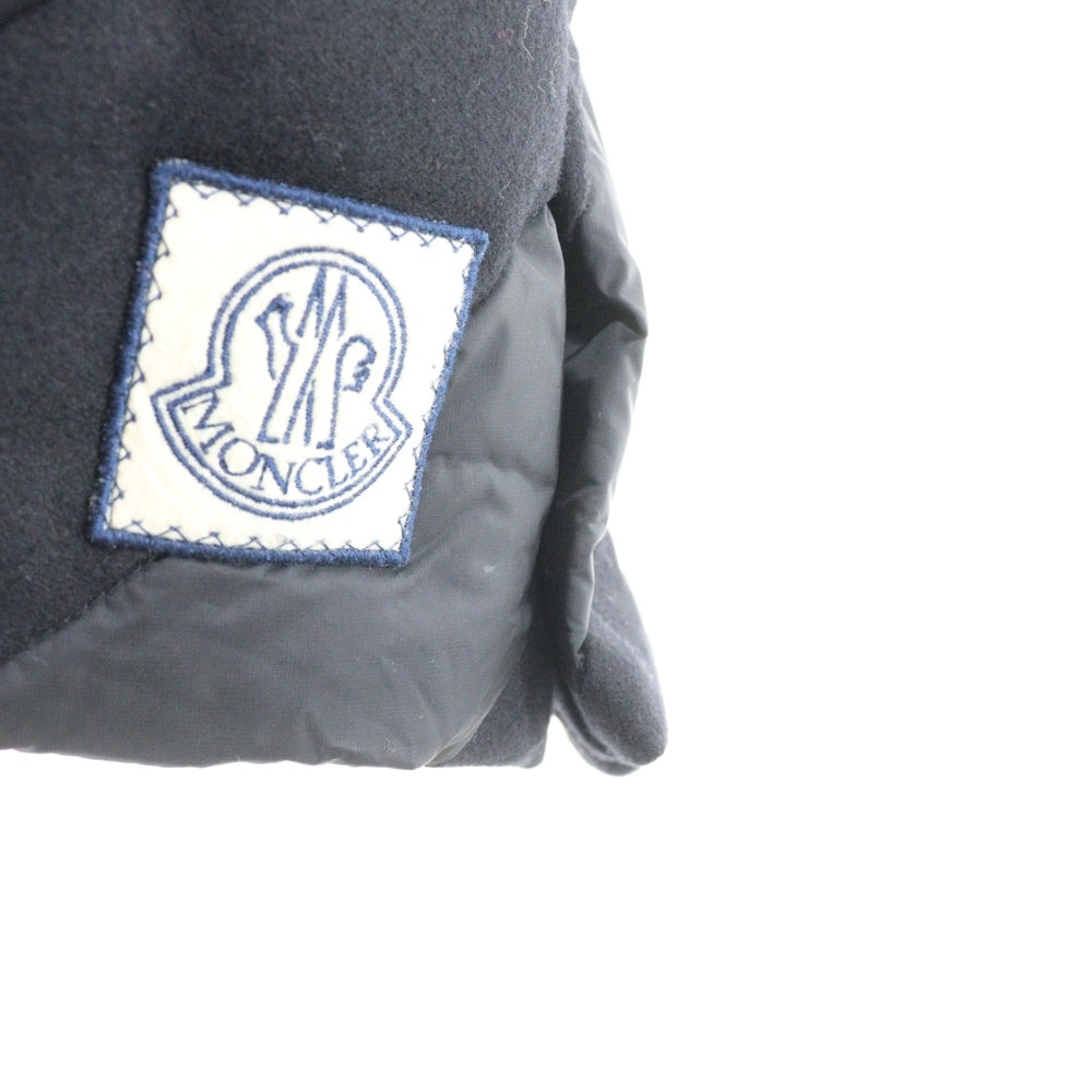 MONCLER(モンクレール) ワッペンロゴ ウール切り替え ファー フーデッド ジップアップ ダウンベスト ブラック 323914334310 10096