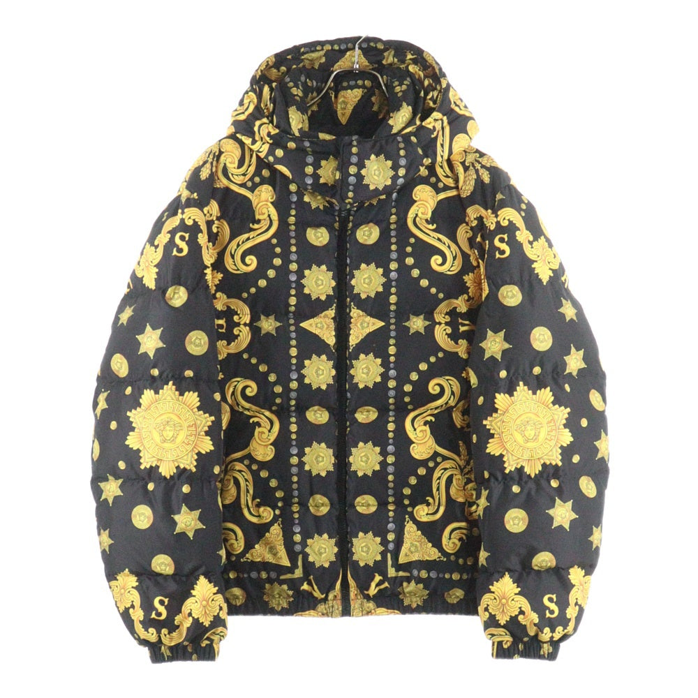 VERSACE(ヴェルサーチ) メデューサ バロック総柄プリント フーデッド ジップアップ ダウンジャケット ブラック/イエロー A85195 レディース