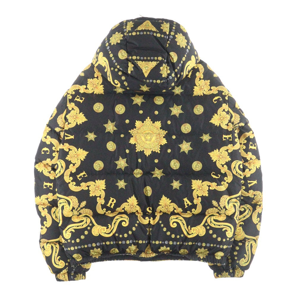 VERSACE(ヴェルサーチ) メデューサ バロック総柄プリント フーデッド ジップアップ ダウンジャケット ブラック/イエロー A85195 レディース