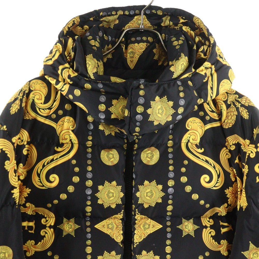 VERSACE(ヴェルサーチ) メデューサ バロック総柄プリント フーデッド ジップアップ ダウンジャケット ブラック/イエロー A85195 レディース