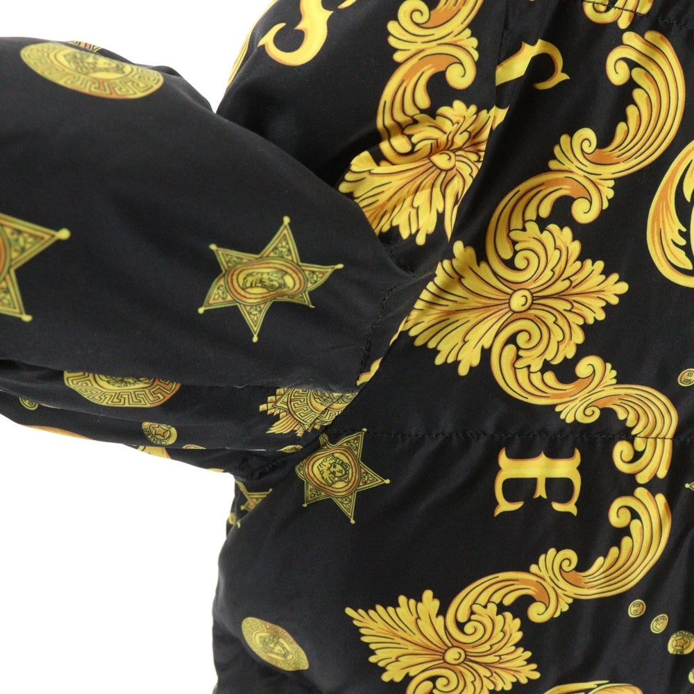 VERSACE(ヴェルサーチ) メデューサ バロック総柄プリント フーデッド ジップアップ ダウンジャケット ブラック/イエロー A85195 レディース