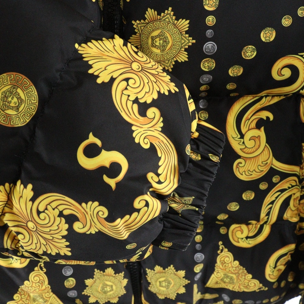 VERSACE(ヴェルサーチ) メデューサ バロック総柄プリント フーデッド ジップアップ ダウンジャケット ブラック/イエロー A85195 レディース