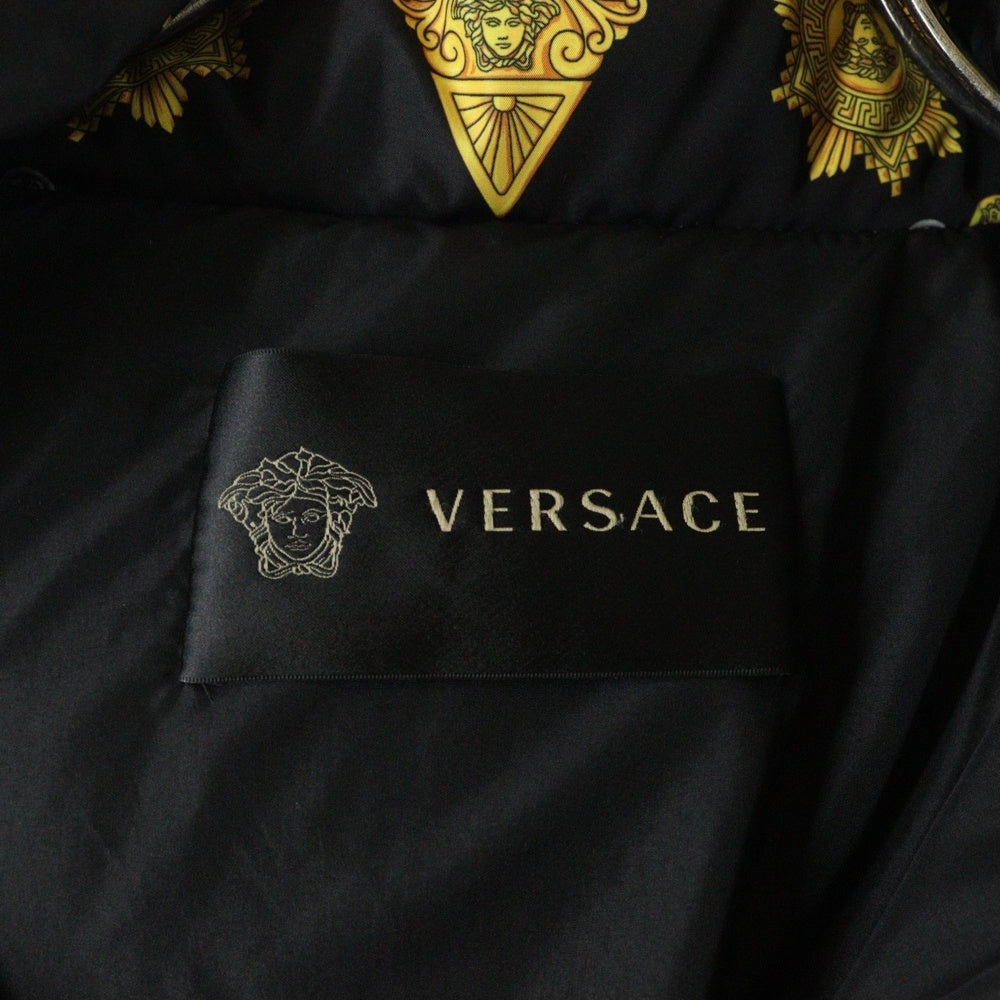 VERSACE(ヴェルサーチ) メデューサ バロック総柄プリント フーデッド ジップアップ ダウンジャケット ブラック/イエロー A85195 レディース