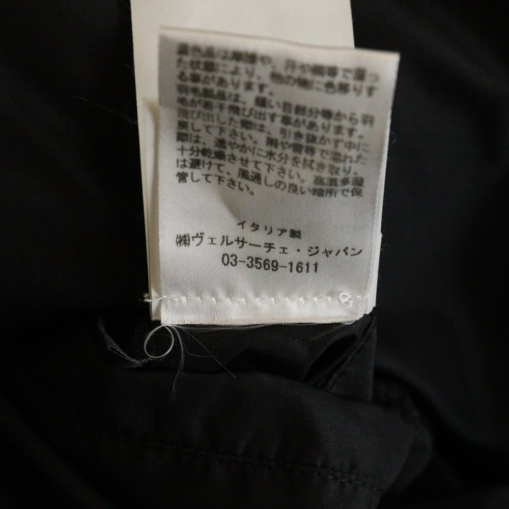 VERSACE(ヴェルサーチ) メデューサ バロック総柄プリント フーデッド ジップアップ ダウンジャケット ブラック/イエロー A85195 レディース