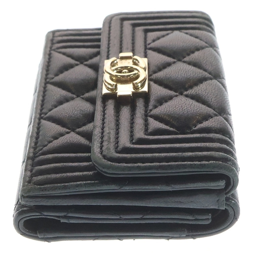 CHANEL(シャネル) マトラッセ ボーイシャネル コンパクトウォレット 三つ折り財布 コインケース ブラック ラムスキン ゴールド金具 レディース