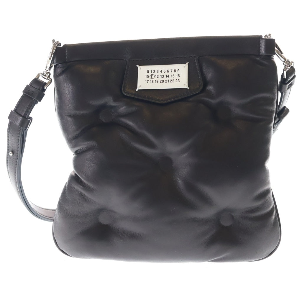 Maison Martin Margiela(メゾンマルタンマルジェラ) グラムスラム フラット ショルダーバッグ ブラック レザー SB1WG0005 シルバー金具 レディース