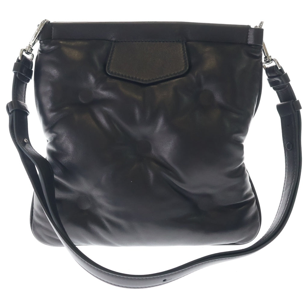 Maison Martin Margiela(メゾンマルタンマルジェラ) グラムスラム フラット ショルダーバッグ ブラック レザー SB1WG0005 シルバー金具 レディース