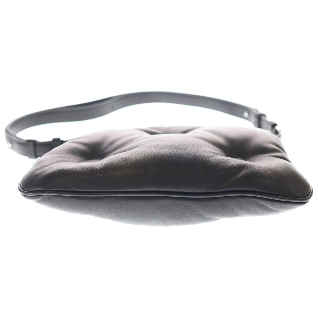 Maison Martin Margiela(メゾンマルタンマルジェラ) グラムスラム フラット ショルダーバッグ ブラック レザー SB1WG0005 シルバー金具 レディース