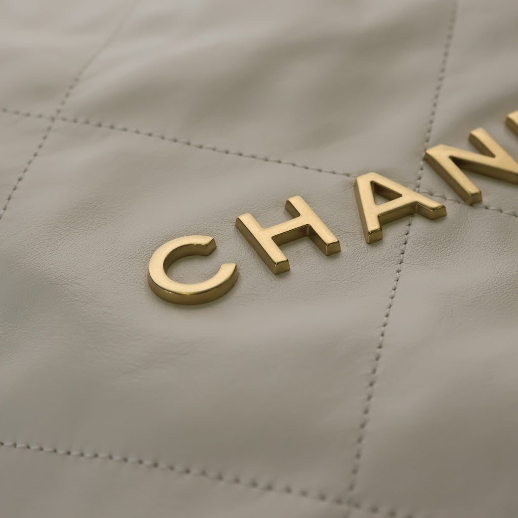 CHANEL(シャネル) シャネル22 スモール チェーンショルダーバッグ ホワイト カーフスキン AS3261 ゴールド金具 レディース