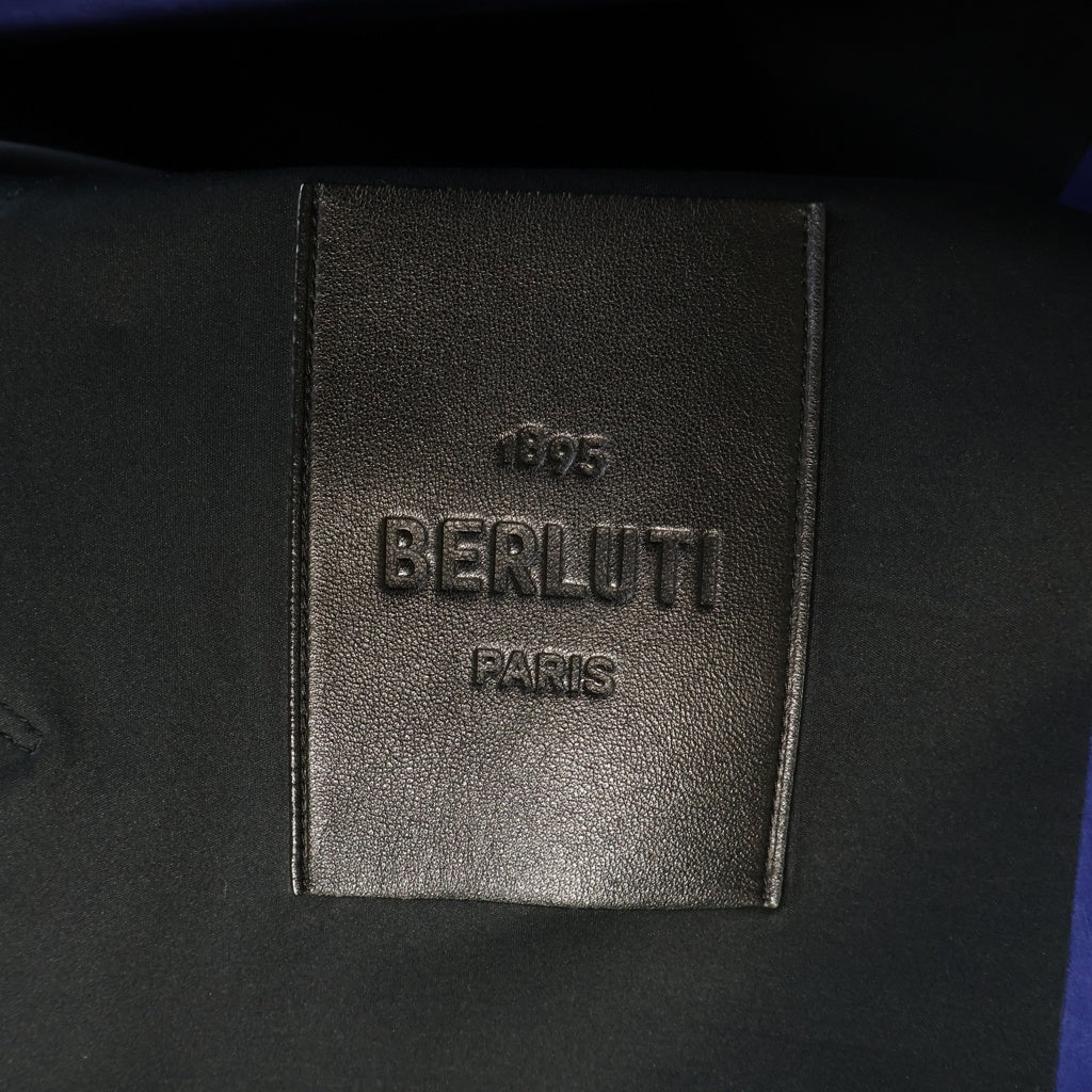 Berluti(ベルルッティ) カリグラフィー スエードレザー 比翼ボタン ステンカラー ロングコート ブルー R17LCU27KADN