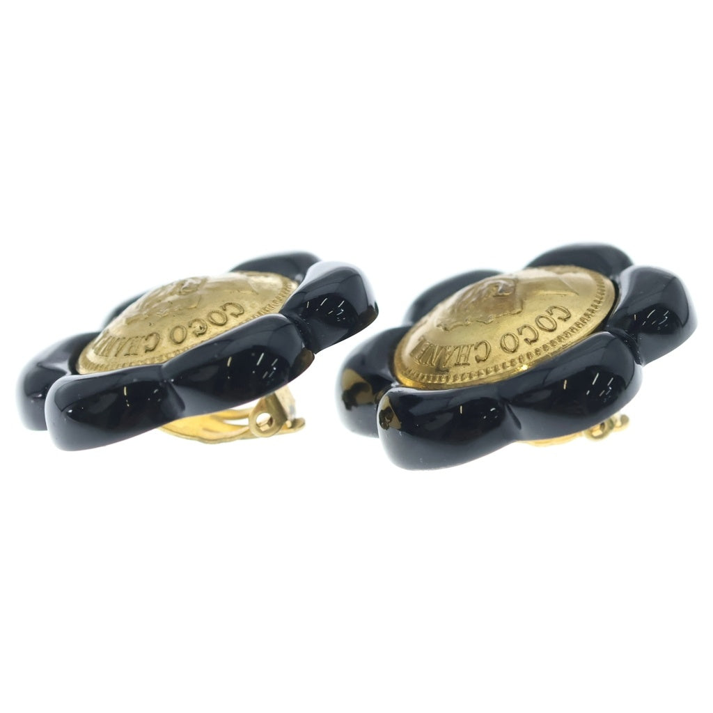 CHANEL(シャネル) カメリアコインモチーフ イヤリング ブラック×ゴールド GP レディース