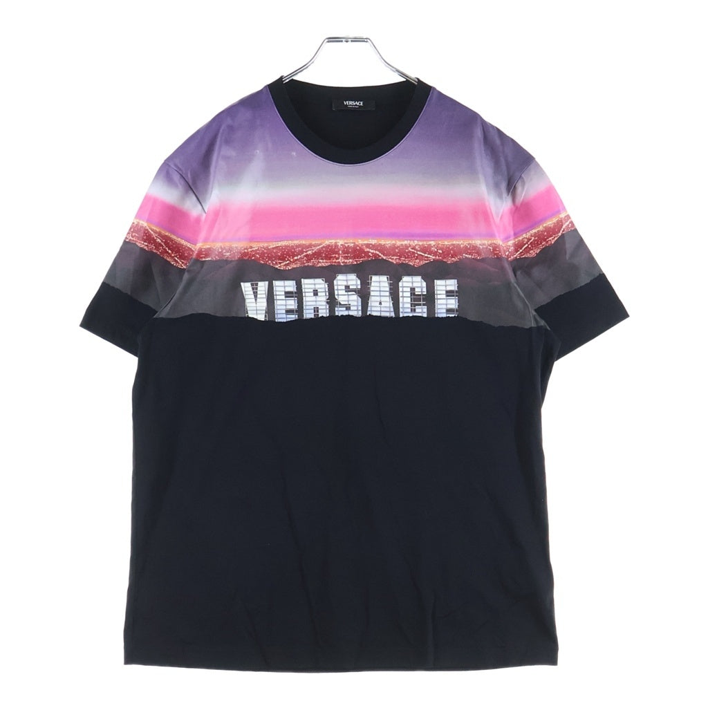 VERSACE(ヴェルサーチ) ヒル プリント ロゴ 半袖Tシャツ カットソー ブラック×ピンク #L 1012926