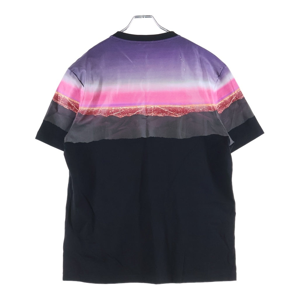 VERSACE(ヴェルサーチ) ヒル プリント ロゴ 半袖Tシャツ カットソー ブラック×ピンク #L 1012926