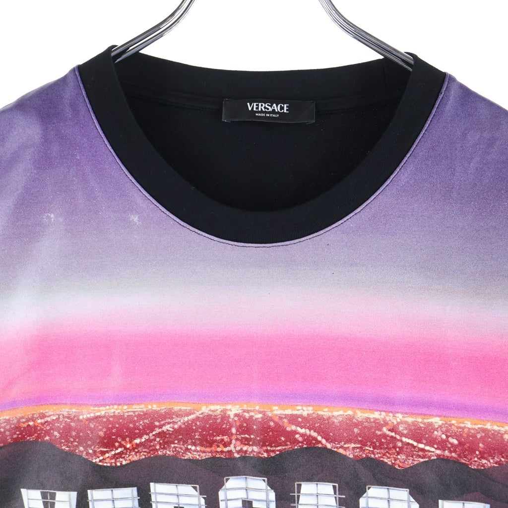 VERSACE(ヴェルサーチ) ヒル プリント ロゴ 半袖Tシャツ カットソー ブラック×ピンク #L 1012926