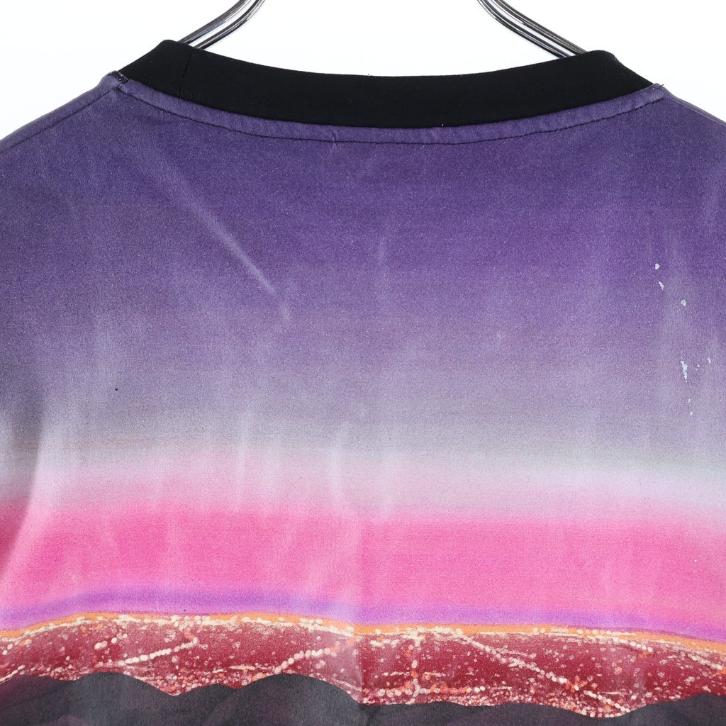 VERSACE(ヴェルサーチ) ヒル プリント ロゴ 半袖Tシャツ カットソー ブラック×ピンク #L 1012926