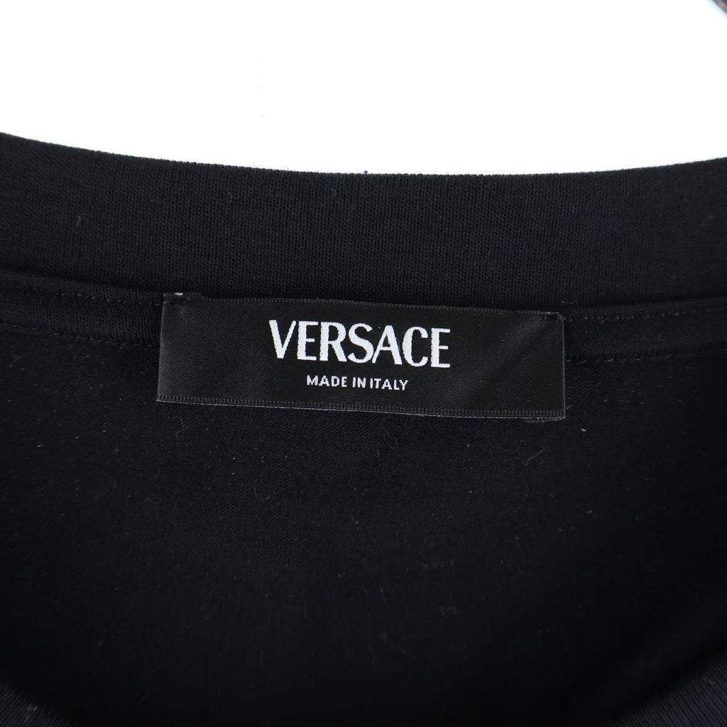 VERSACE(ヴェルサーチ) ヒル プリント ロゴ 半袖Tシャツ カットソー ブラック×ピンク #L 1012926
