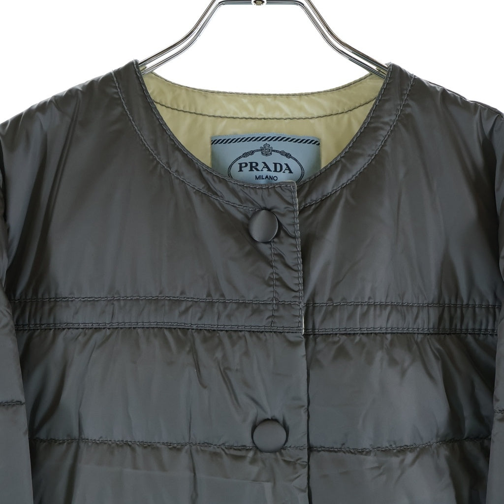 PRADA(プラダ) トライアングルロゴ ノーカラー インナーナイロンダウンジャケット グレー 29B831 R152 1DAB レディース