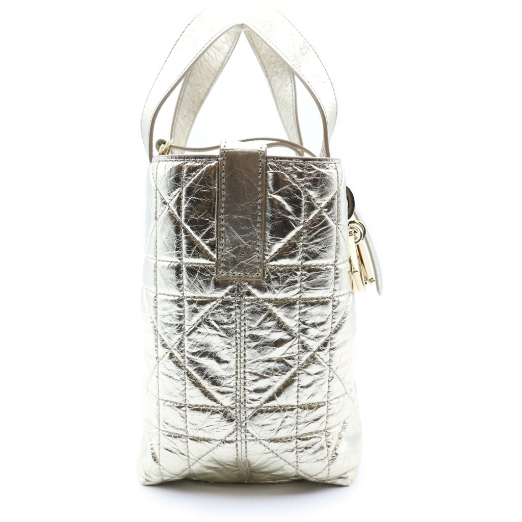 Christian Dior(クリスチャンディオール) ダイアゴナル バーティカルトートバッグ ハンドバッグ ショルダーバッグ ゴールド クリンクルド カーフスキン M2835OPWD_M25J ゴールド金具 レディース
