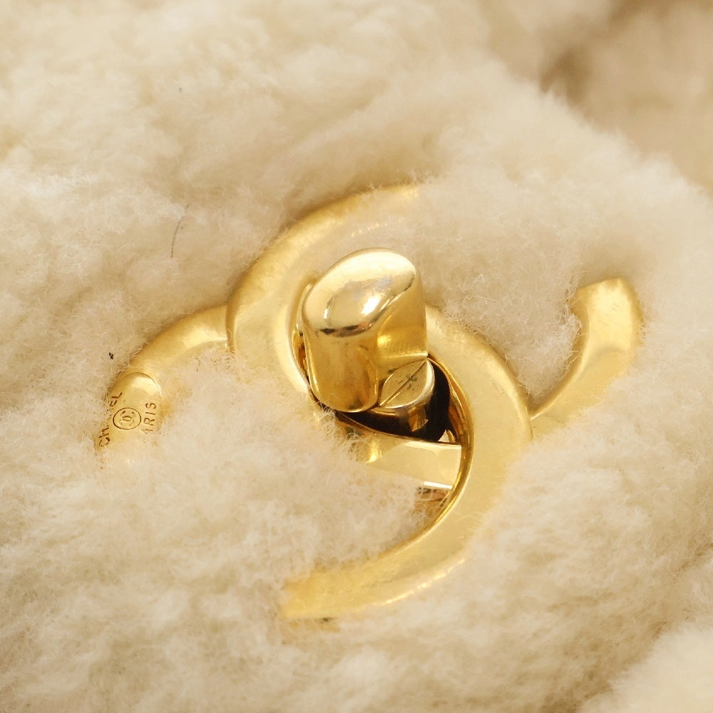 CHANEL(シャネル) マトラッセ シングルフラップ アイボリー シアリング ラムスキン アンティークマット ゴールド金具 プレート AS5193