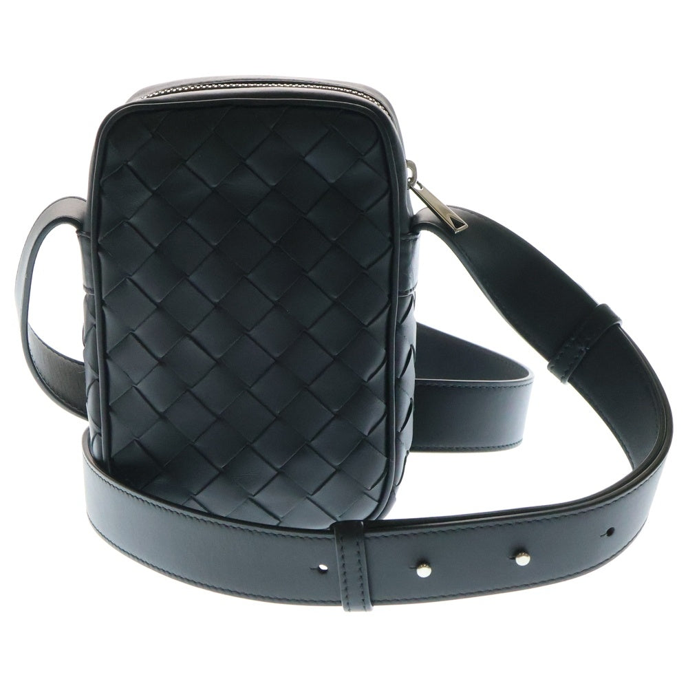 BOTTEGA VENETA(ボッテガヴェネタ) イントレチャート クラシック カメラバッグ ショルダーバッグ フォンショルダー シルバー金具 ブラック レザー 729296VCPQ38803