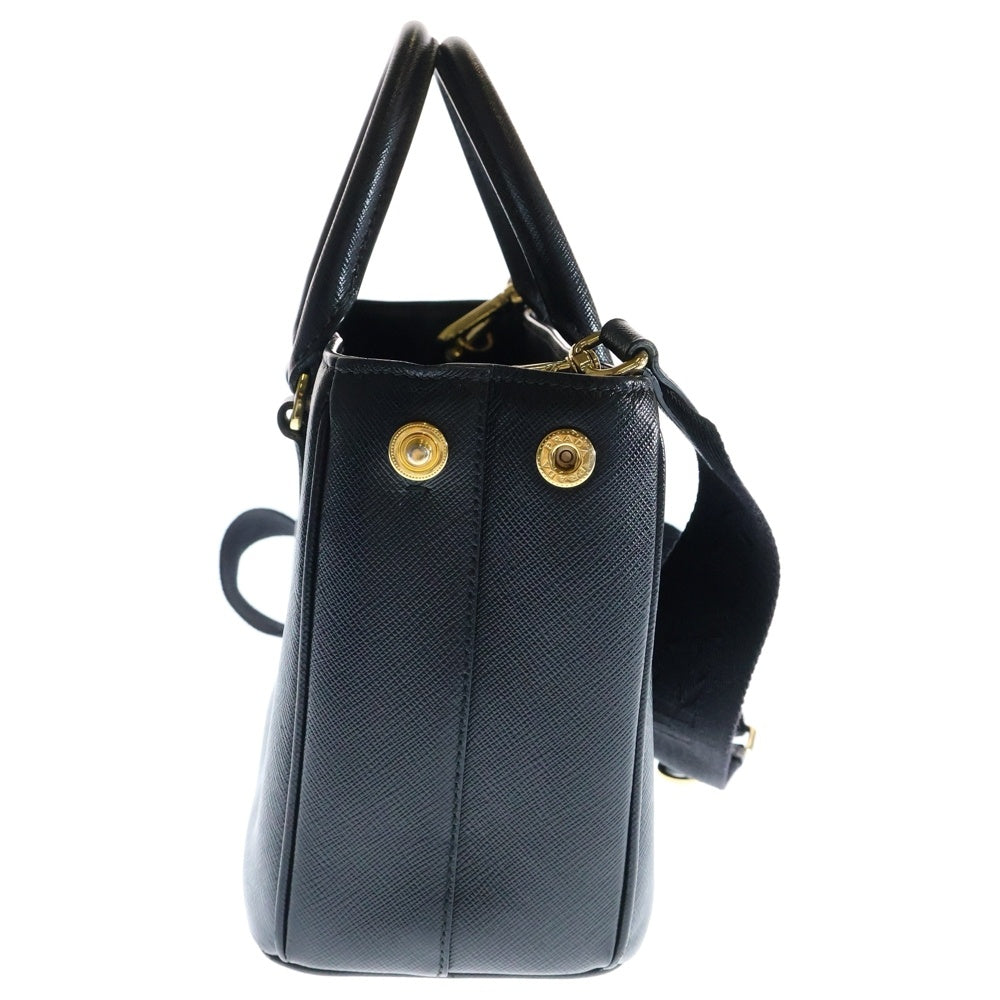 PRADA(プラダ) ガレリア トライアングルロゴプレート サフィアーノレザー 2WAY ハンド ショルダーバッグ ゴールド金具 ブラック 1BA296