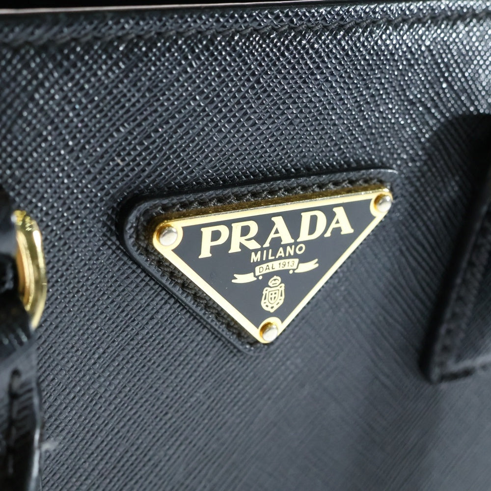 PRADA(プラダ) ガレリア トライアングルロゴプレート サフィアーノレザー 2WAY ハンド ショルダーバッグ ゴールド金具 ブラック 1BA296