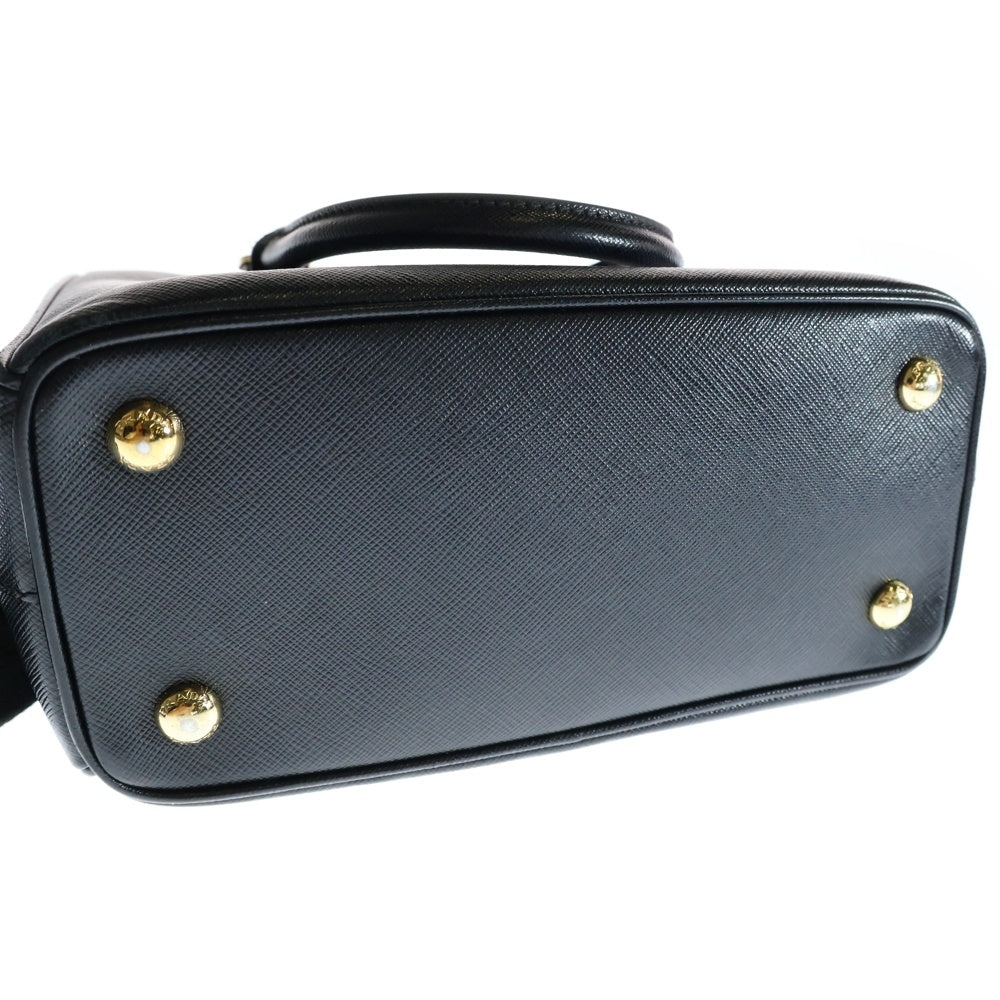 PRADA(プラダ) ガレリア トライアングルロゴプレート サフィアーノレザー 2WAY ハンド ショルダーバッグ ゴールド金具 ブラック 1BA296
