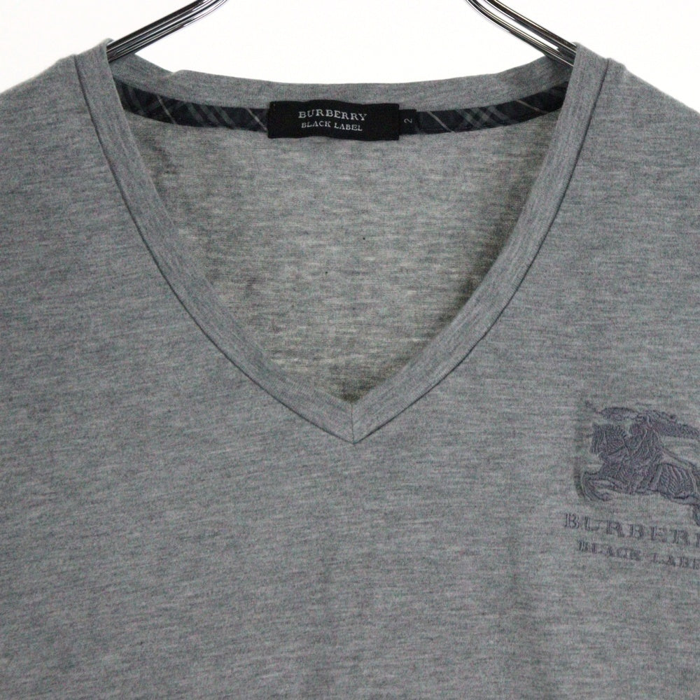 BURBERRY BLACK LABEL(バーバリー ブラックレーベル) ワンポイントロゴ刺繍 Vネック コットン 半袖Tシャツ カットソー グレー D1P47-152-04