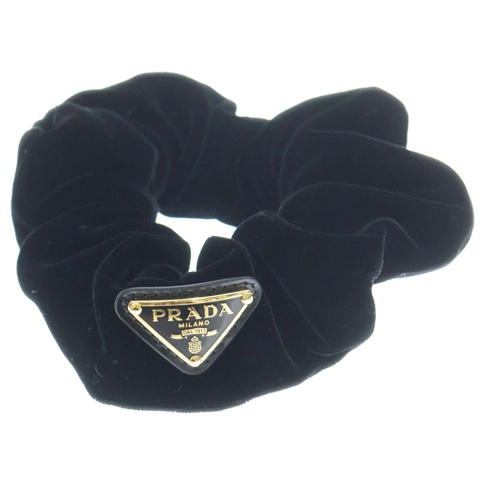 PRADA(プラダ) シュシュ トライアングルロゴ ブラック×ゴールド ベロア