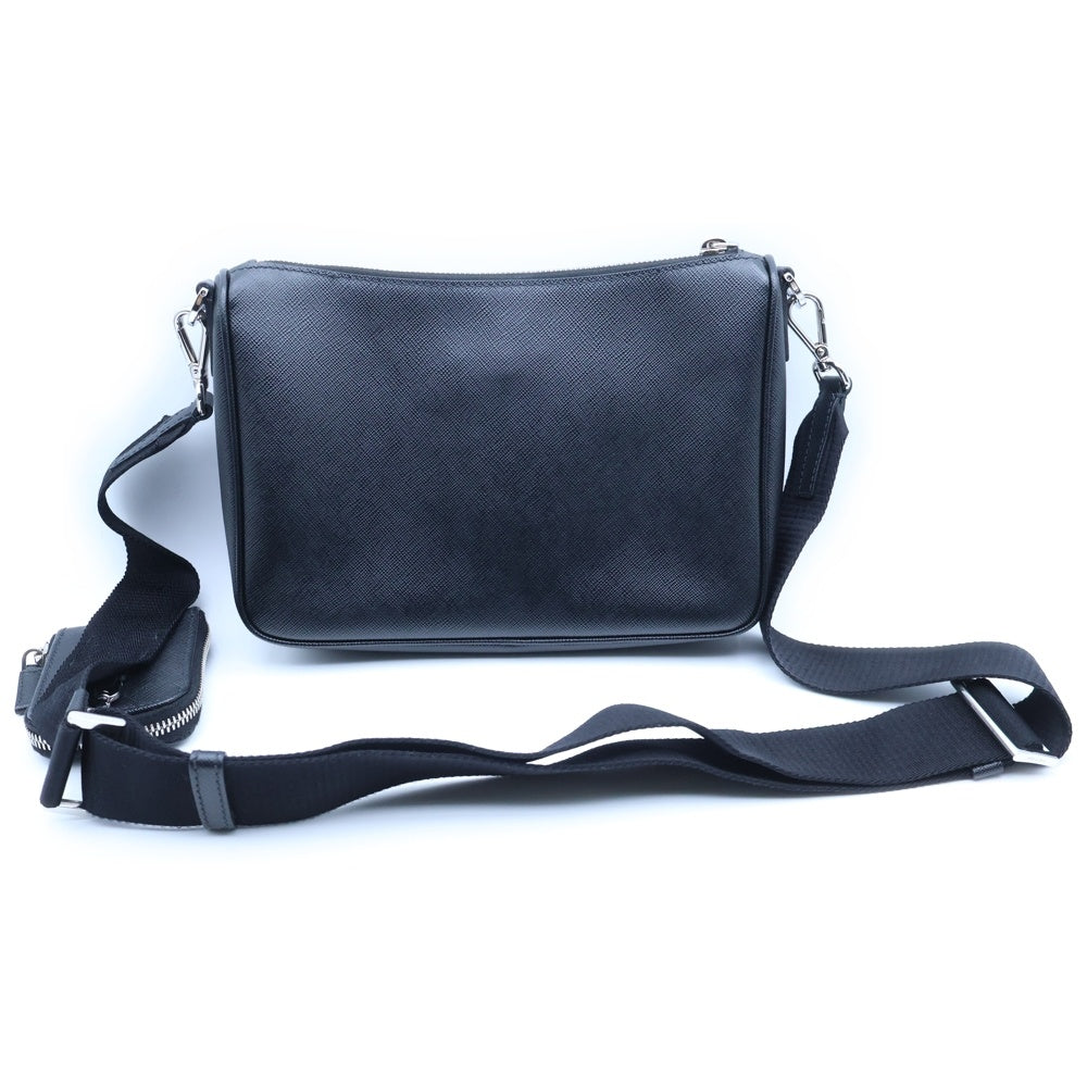 PRADA(プラダ) トライアングルロゴプレート サフィアーノレザー ショルダーバッグ シルバー金具 ブラック 2VH113 レディース