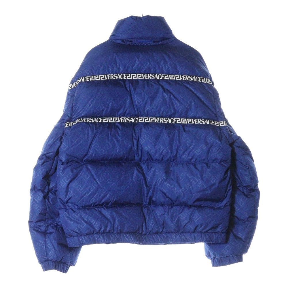 VERSACE(ヴェルサーチ) 2WAY グレカ ロゴプリント 総柄 ジップアップ ダウンジャケット ブルー 1002749 1A02017