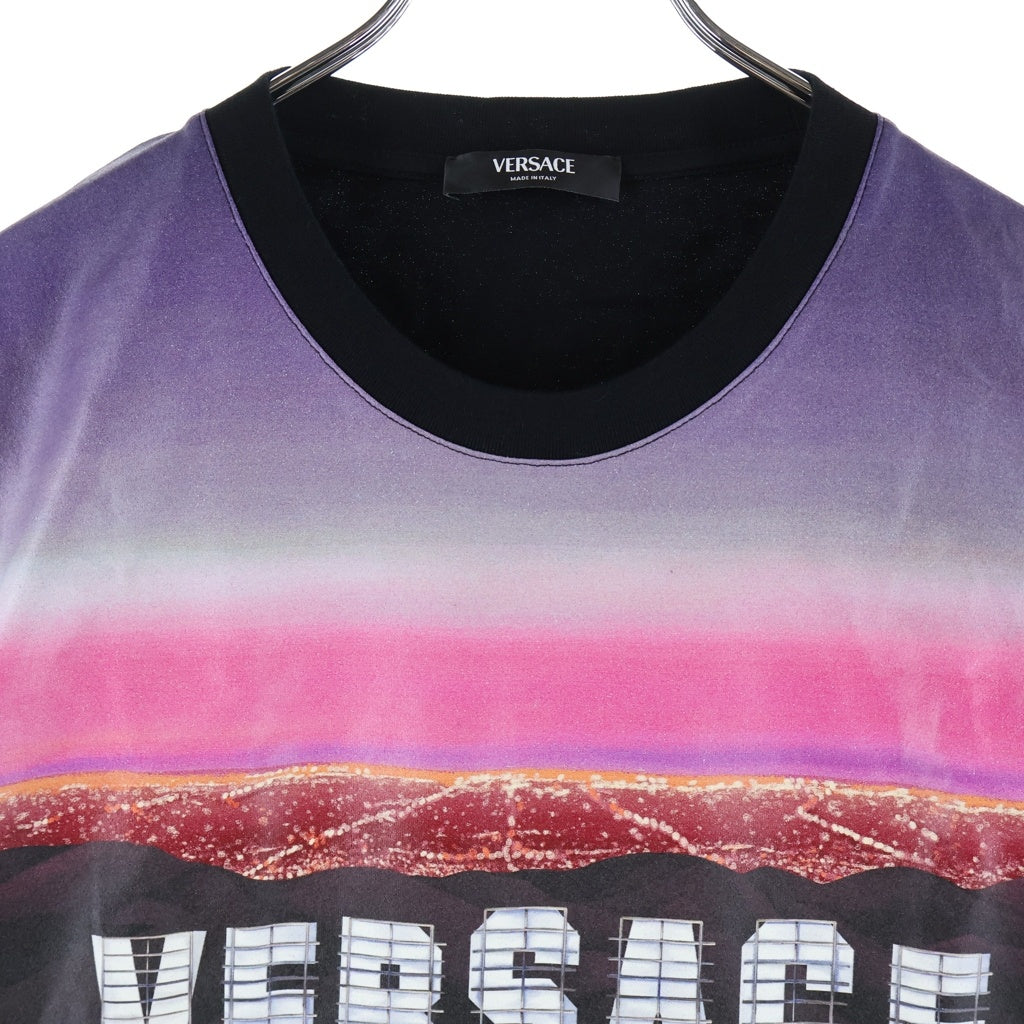 VERSACE(ヴェルサーチ) Hill Print Logo ヒルプリント ロゴTシャツ ブラック 1012926