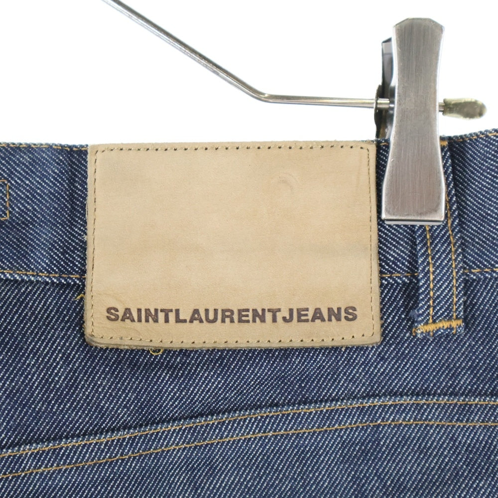 SAINT LAURENT PARIS(サンローランパリ) レザー ロゴパッチ ボタンフライ ストレートデニムパンツ ジーンズ インディゴ