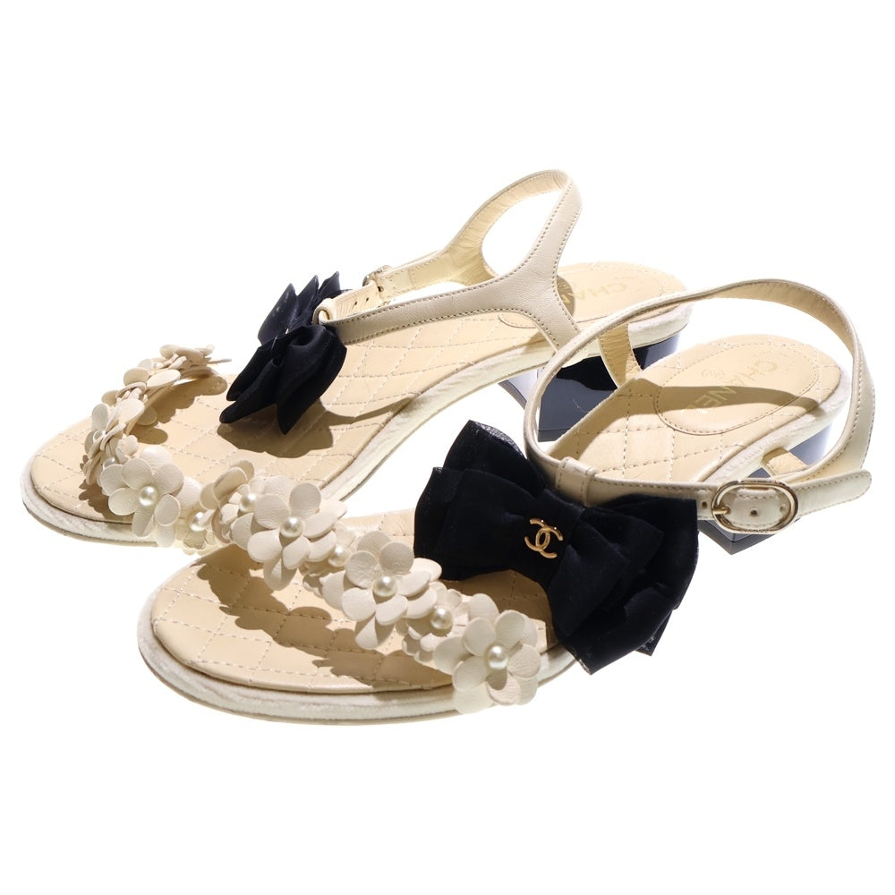 CHANEL(シャネル) ココマーク リボン カメリア パール レザー ストラップ ヒールサンダル ホワイト/ブラック レディース