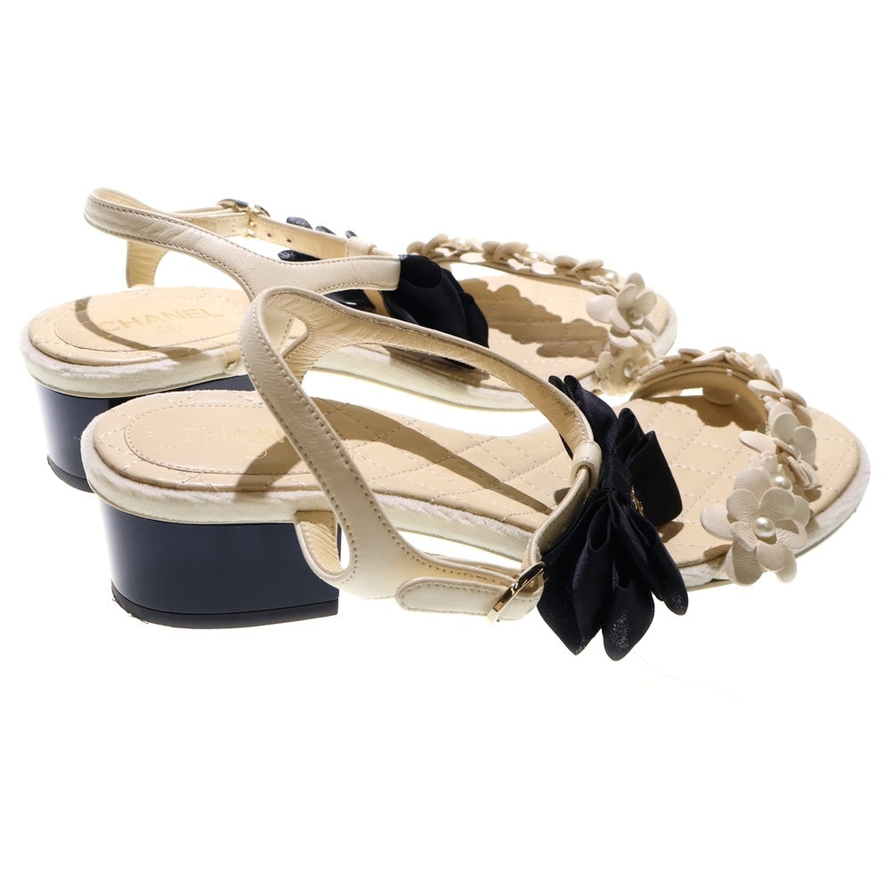 CHANEL(シャネル) ココマーク リボン カメリア パール レザー ストラップ ヒールサンダル ホワイト/ブラック レディース