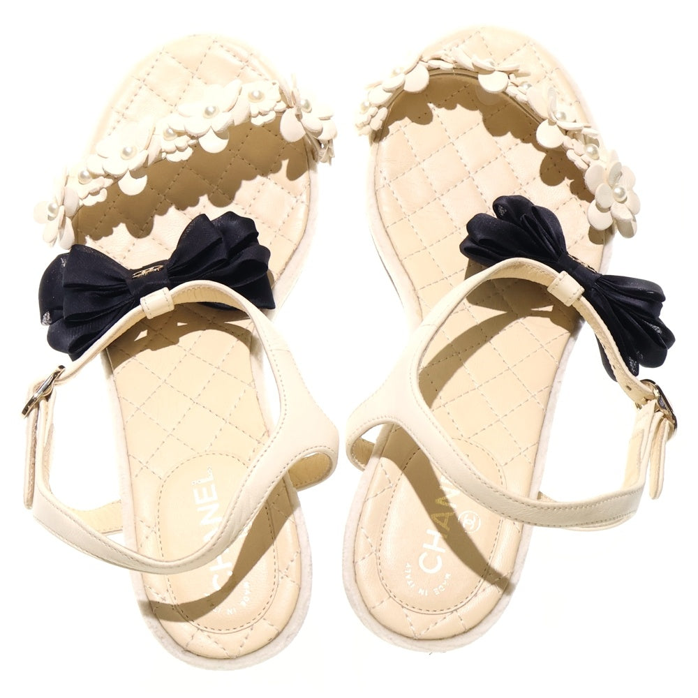 CHANEL(シャネル) ココマーク リボン カメリア パール レザー ストラップ ヒールサンダル ホワイト/ブラック レディース